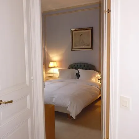 Prestigious 2 Bedroom Near Champs Elysees * Paris