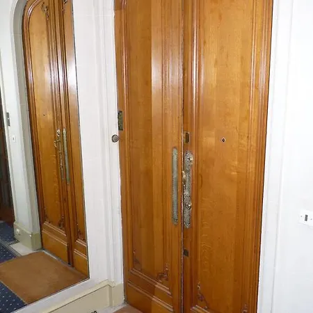 Prestigious 2 Bedroom Near Champs Elysees Apartment