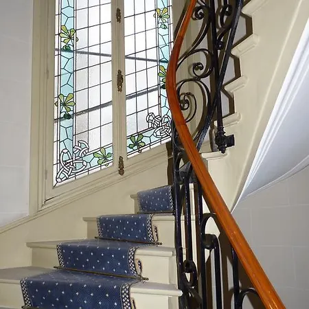 Prestigious 2 Bedroom Near Champs Elysees *