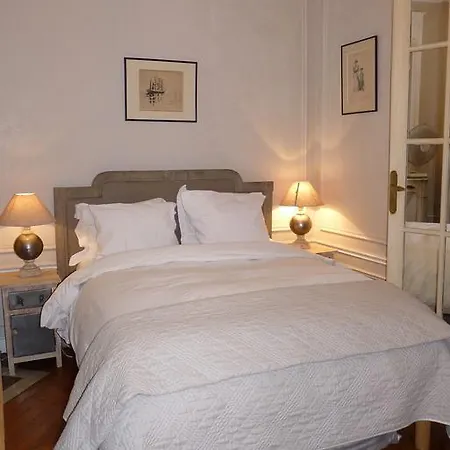 Prestigious 2 Bedroom Near Champs Elysees Paris