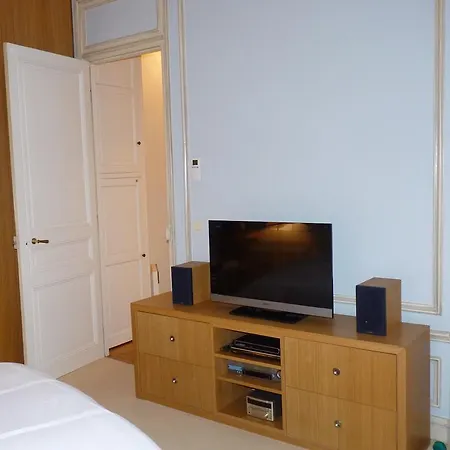 Apartment Prestigious 2 Bedroom Near Champs Elysees Paris
