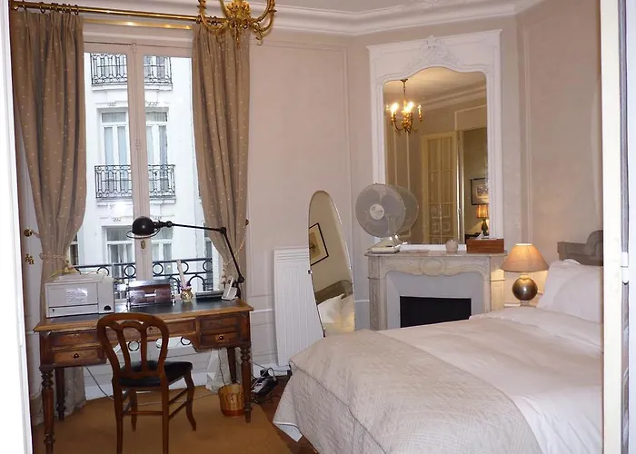 Prestigious 2 Bedroom Near Champs Elysees شقة *