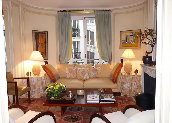 Prestigious 2 Bedroom Near Champs Elysees شقة *