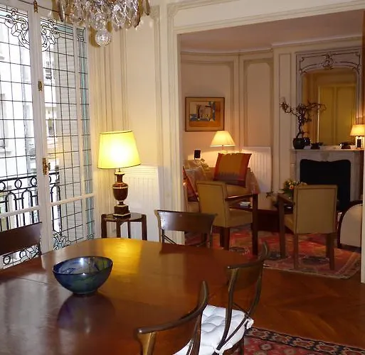 Prestigious 2 Bedroom Near Champs Elysees شقة *