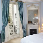 Prestigious 2 Bedroom Near Champs Elysees 아파트 파리